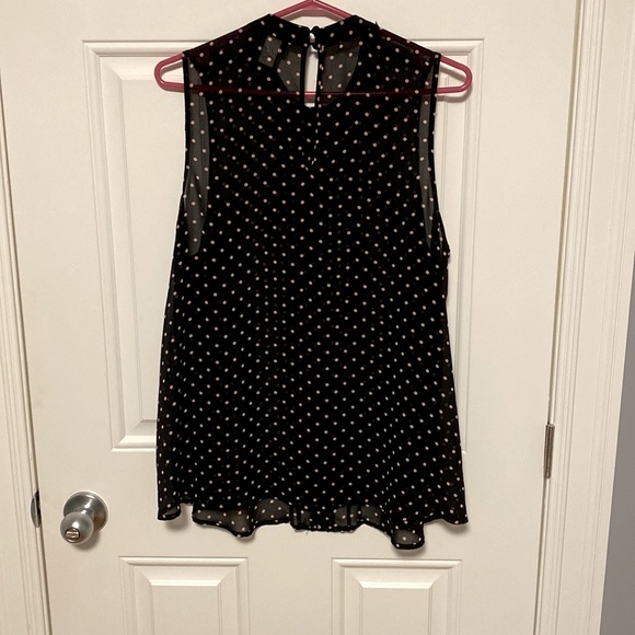Size 1X Black Sleeveless Blouse with Pink Polka Dots - Picture 3 of 6